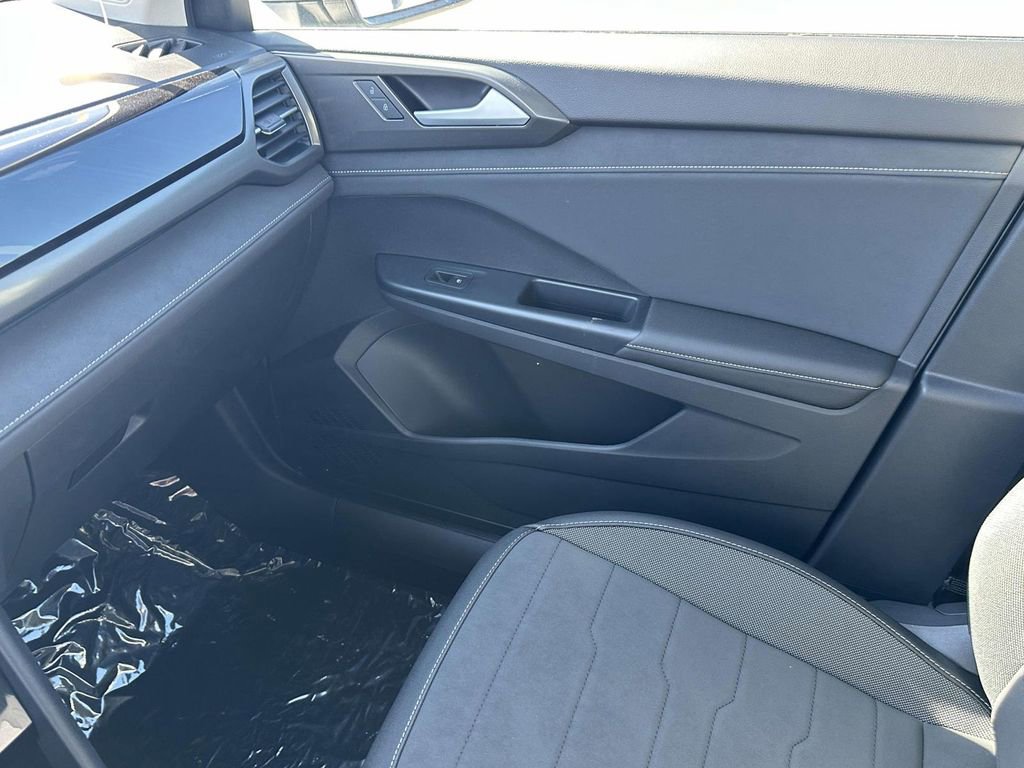 New 2025 Volkswagen Taos SE image 25
