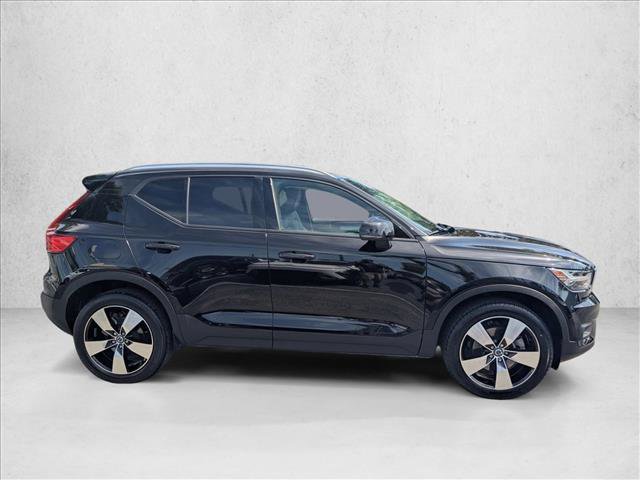 Used 2021 Volvo XC40 T4 Momentum w/ Premium Package FWD image 4
