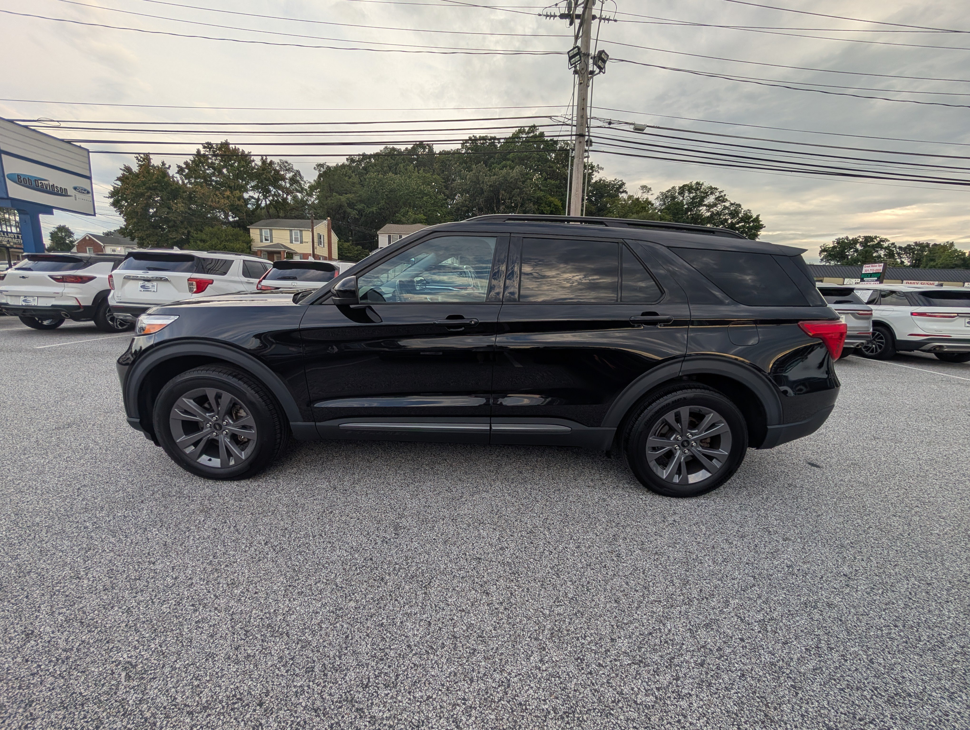 Certified 2022 Ford Explorer XLT w/ Equipment Group 202A AWD/4WD image 3