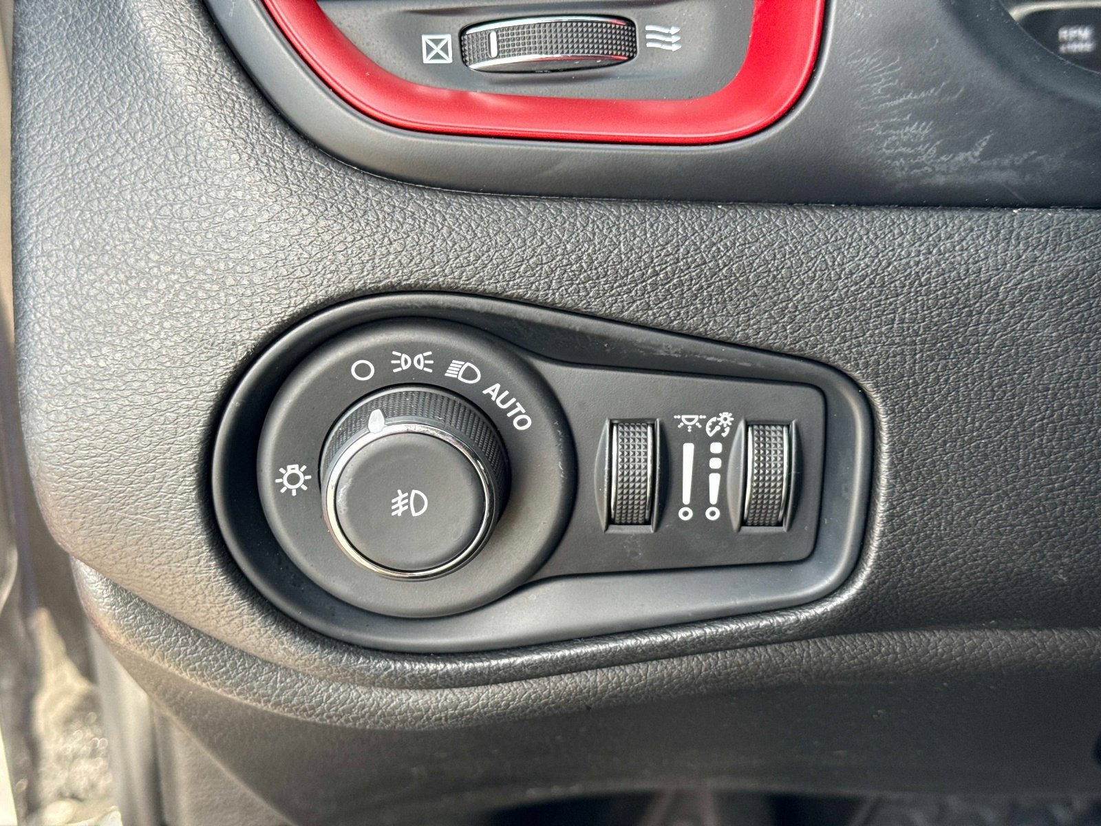 Used 2023 Jeep Renegade Trailhawk image 31