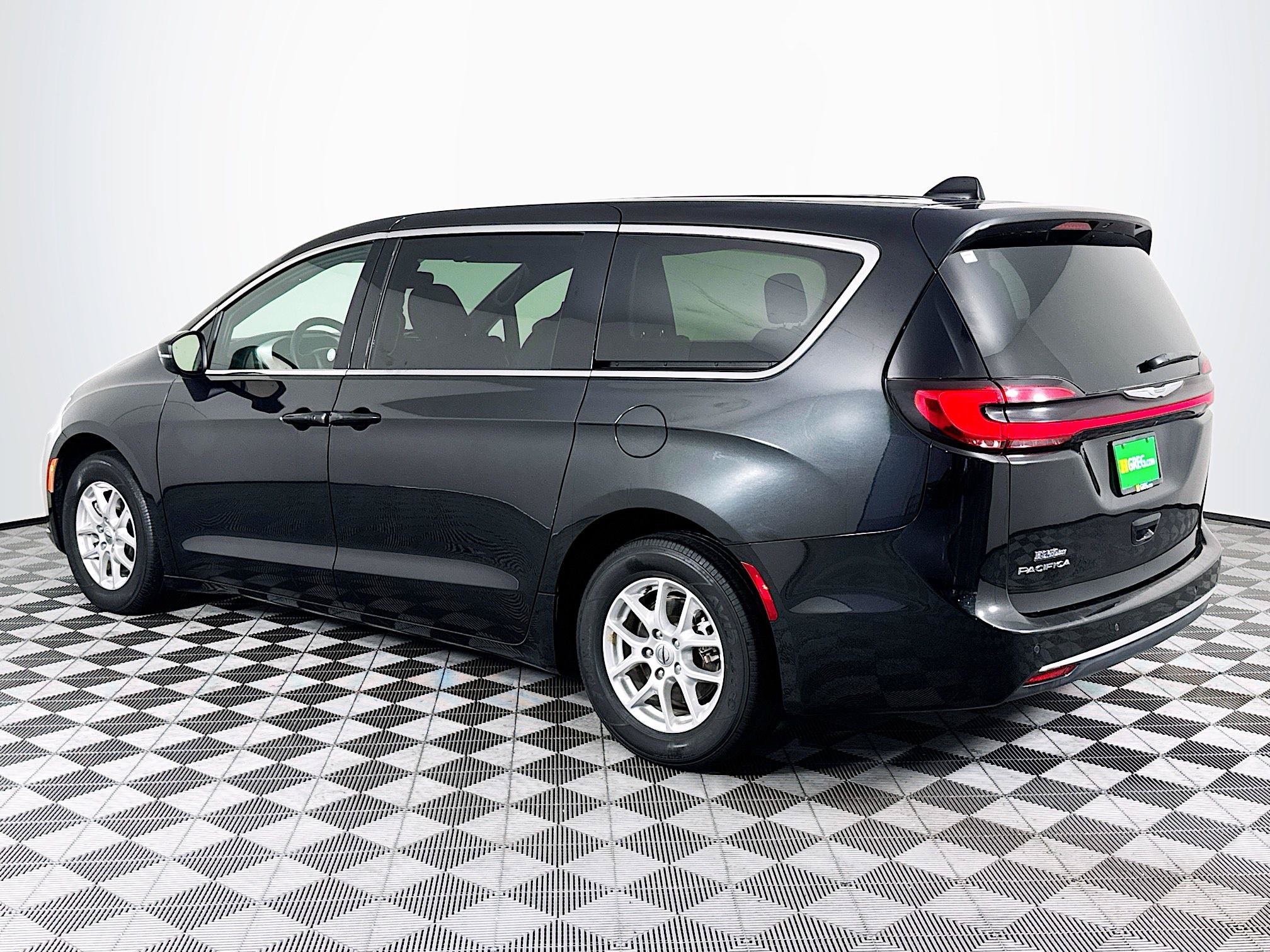Used 2023 Chrysler Pacifica Touring FWD image 6