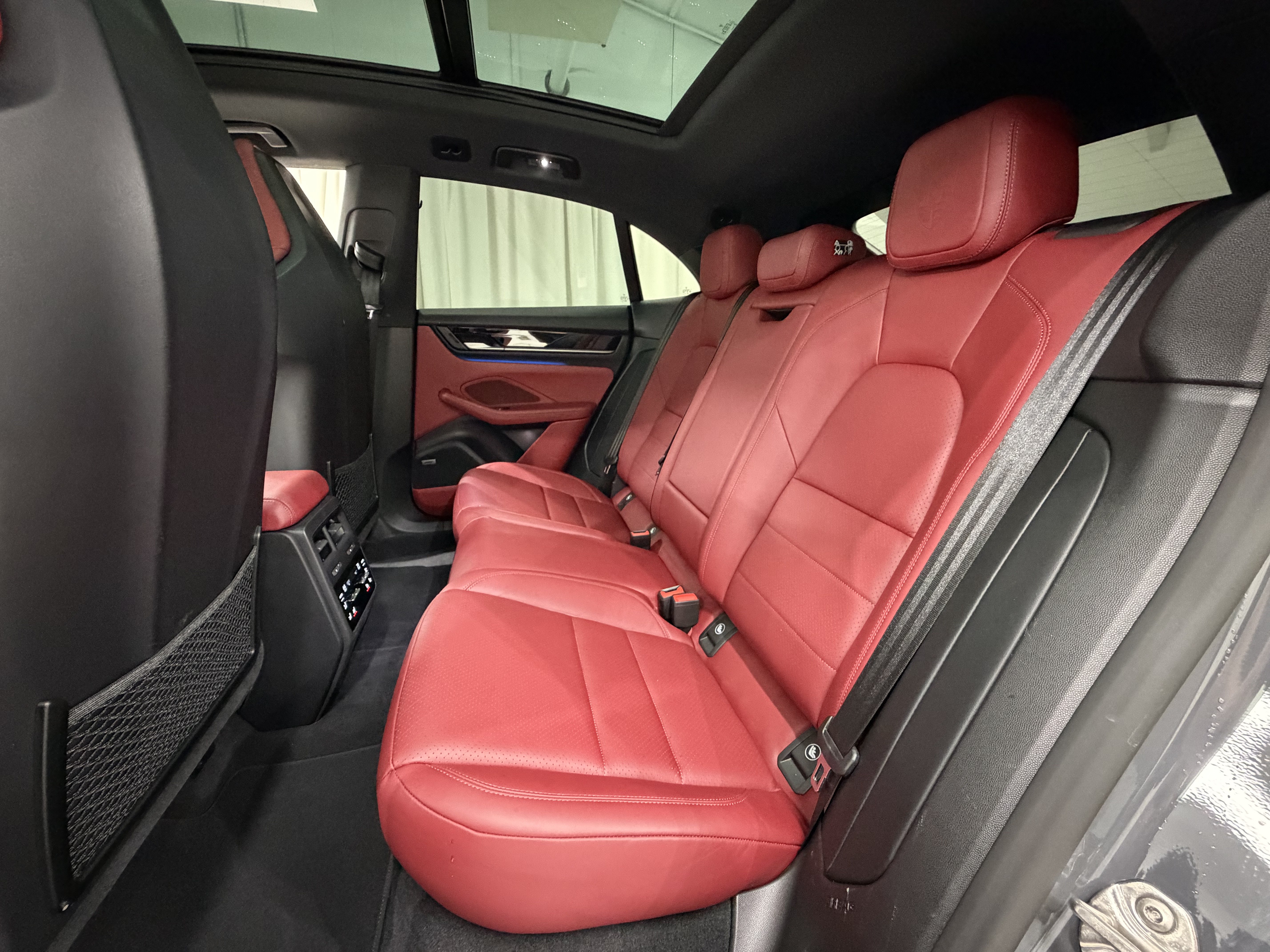 Used 2025 Porsche Macan 4S Electric AWD/4WD image 20