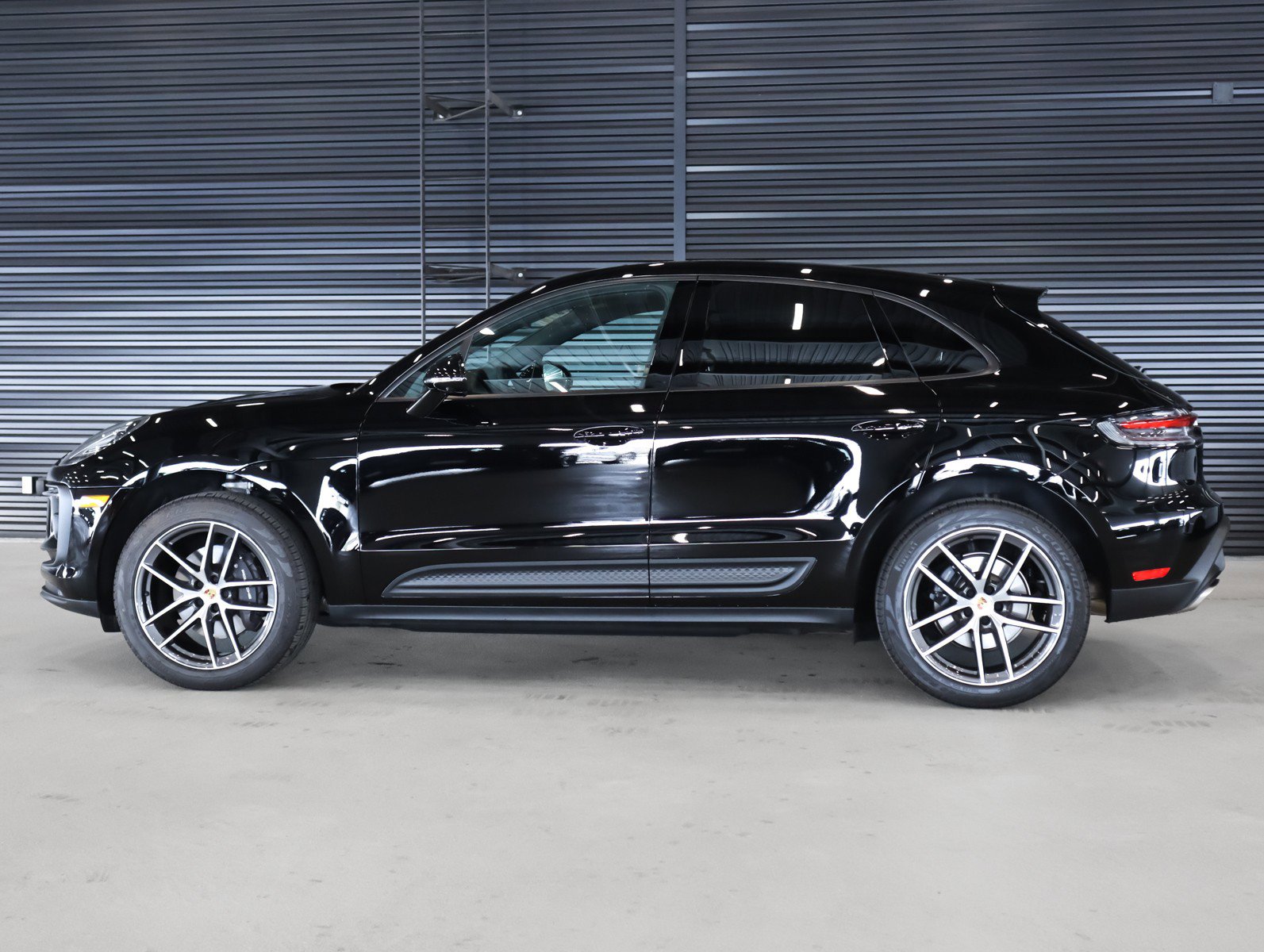 Certified 2025 Porsche Macan image 2