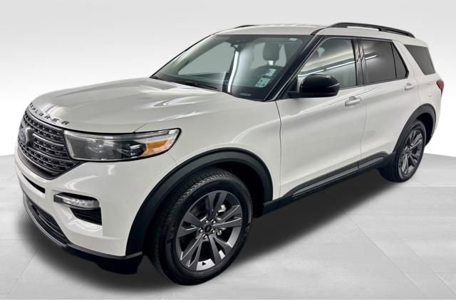Used 2023 Ford Explorer XLT w/ Equipment Group 202A image 4