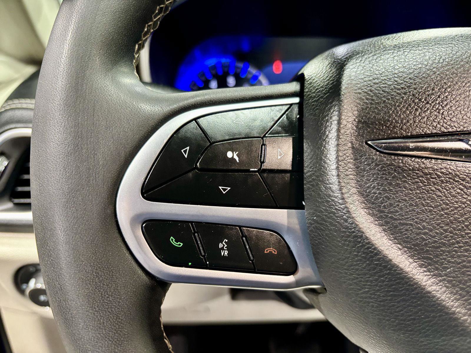 Used 2022 Chrysler Pacifica Limited image 24