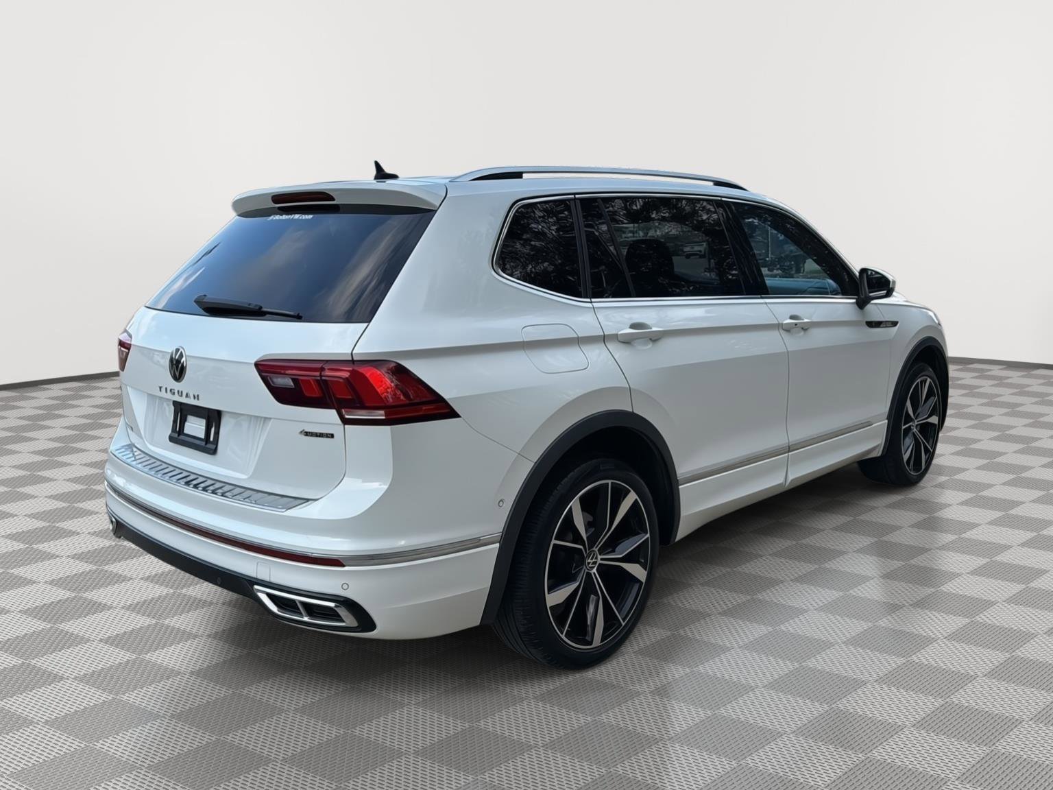 Used 2022 Volkswagen Tiguan SEL R-Line image 5