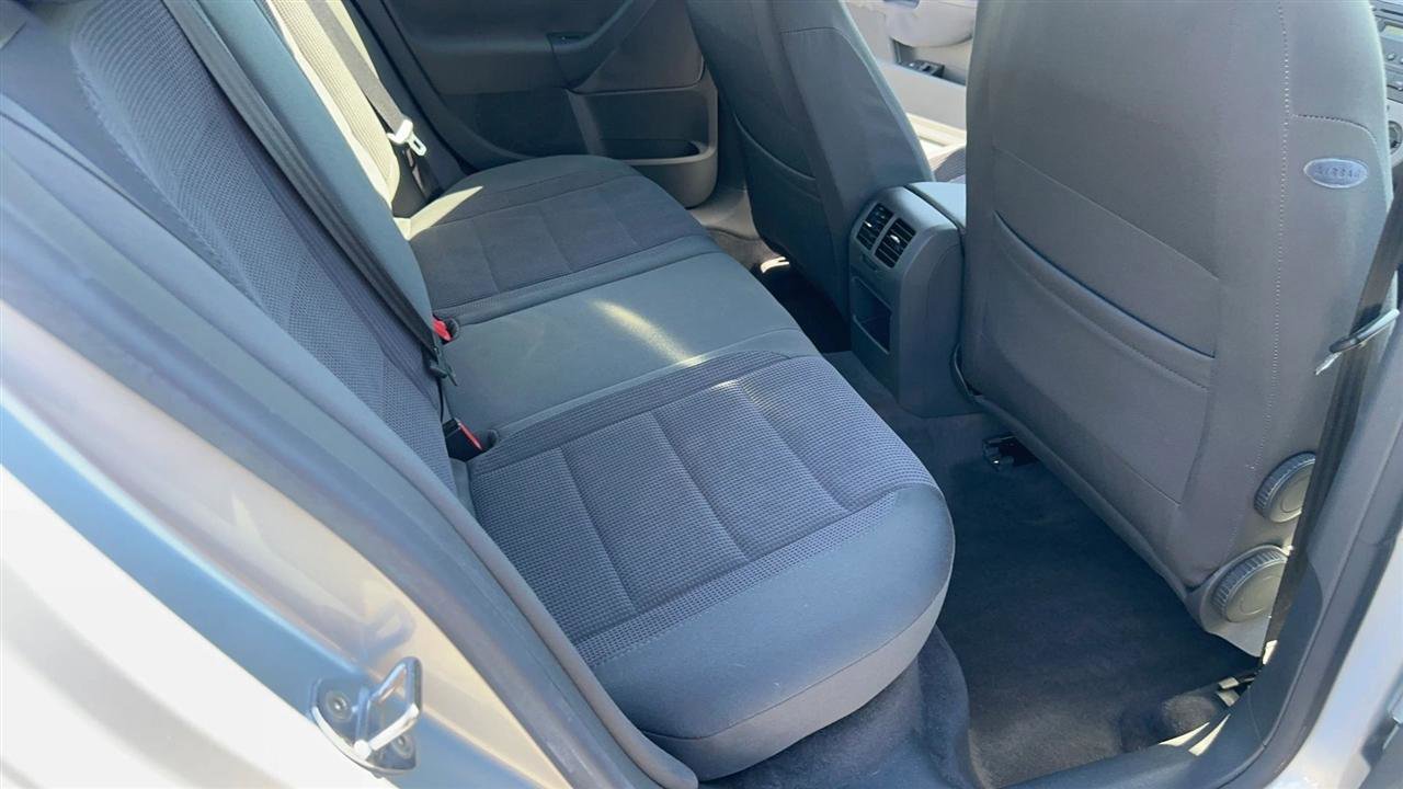 Used 2005 Volkswagen Jetta Value Edition FWD image 29