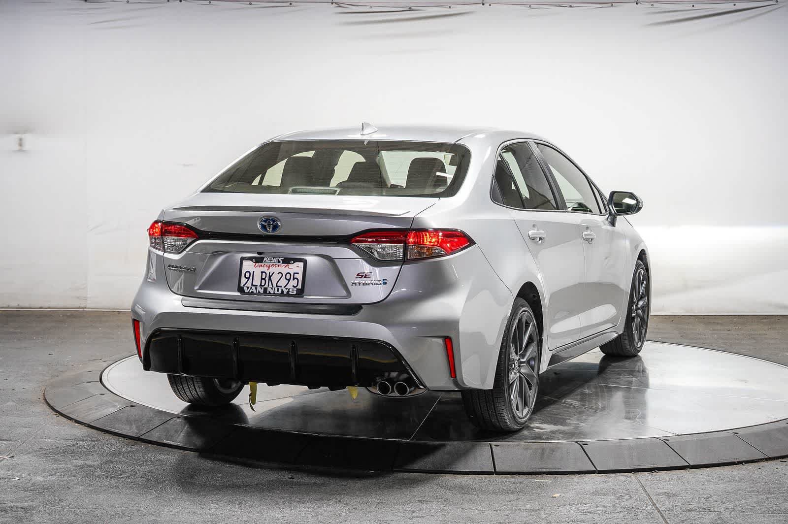 Used 2024 Toyota Corolla SE w/ SE Package FWD image 4