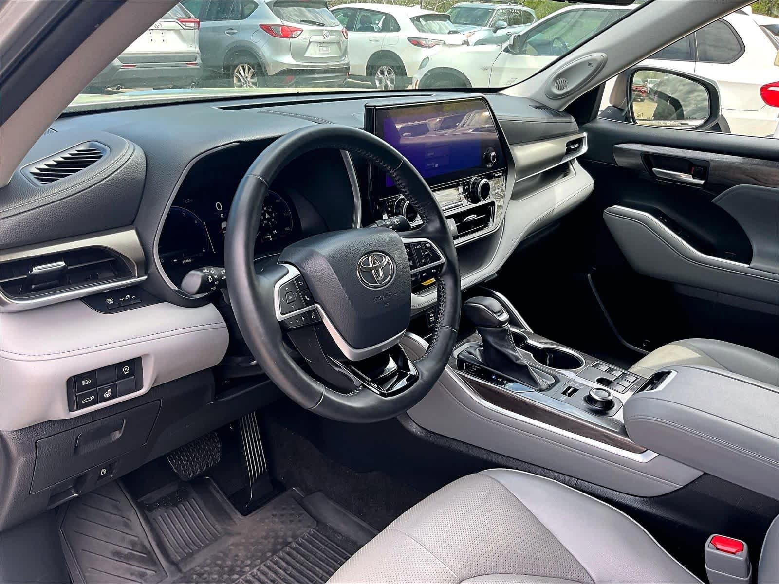 Used 2023 Toyota Highlander Limited AWD/4WD image 8