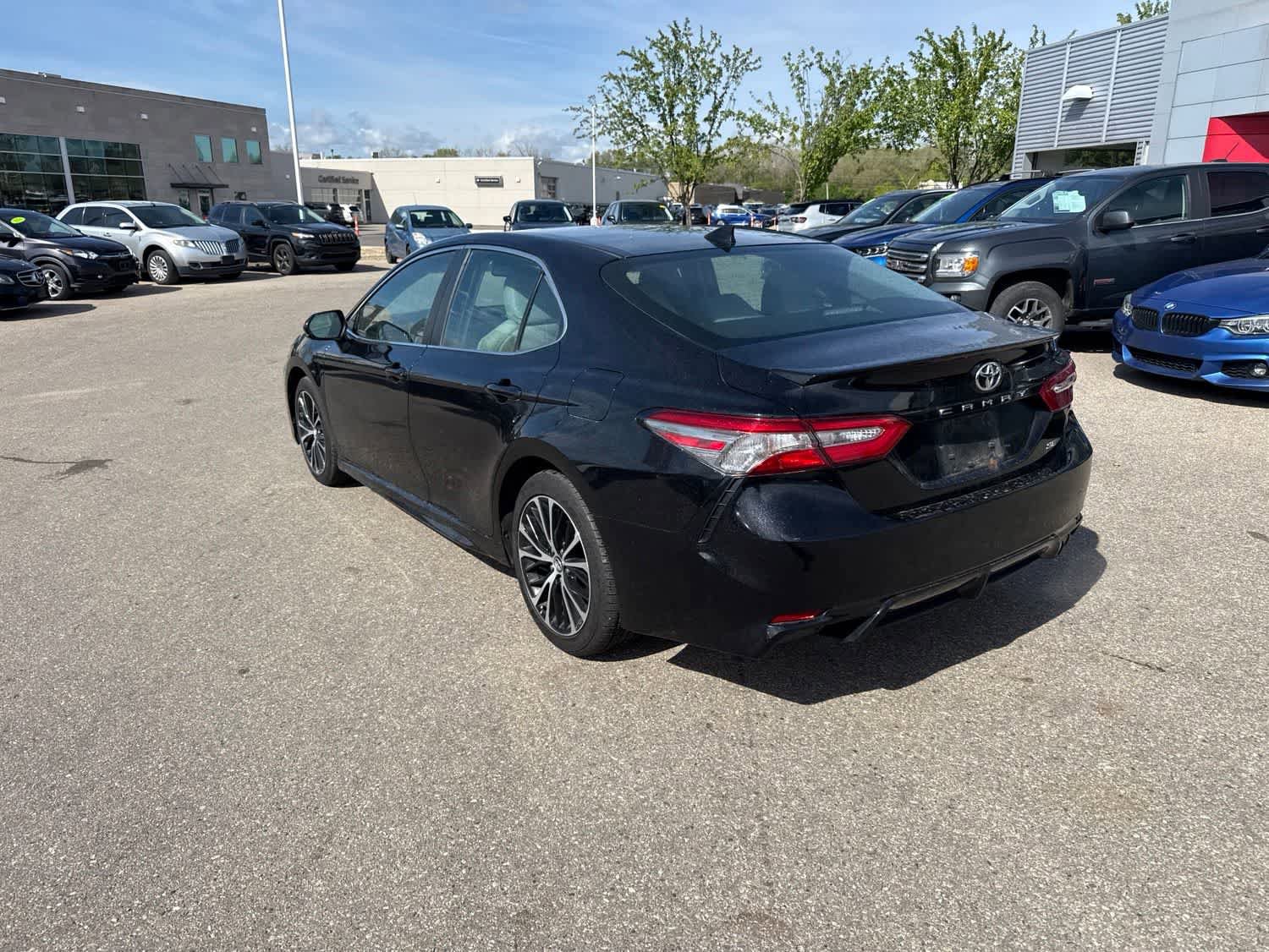 Used 2019 Toyota Camry SE FWD image 7