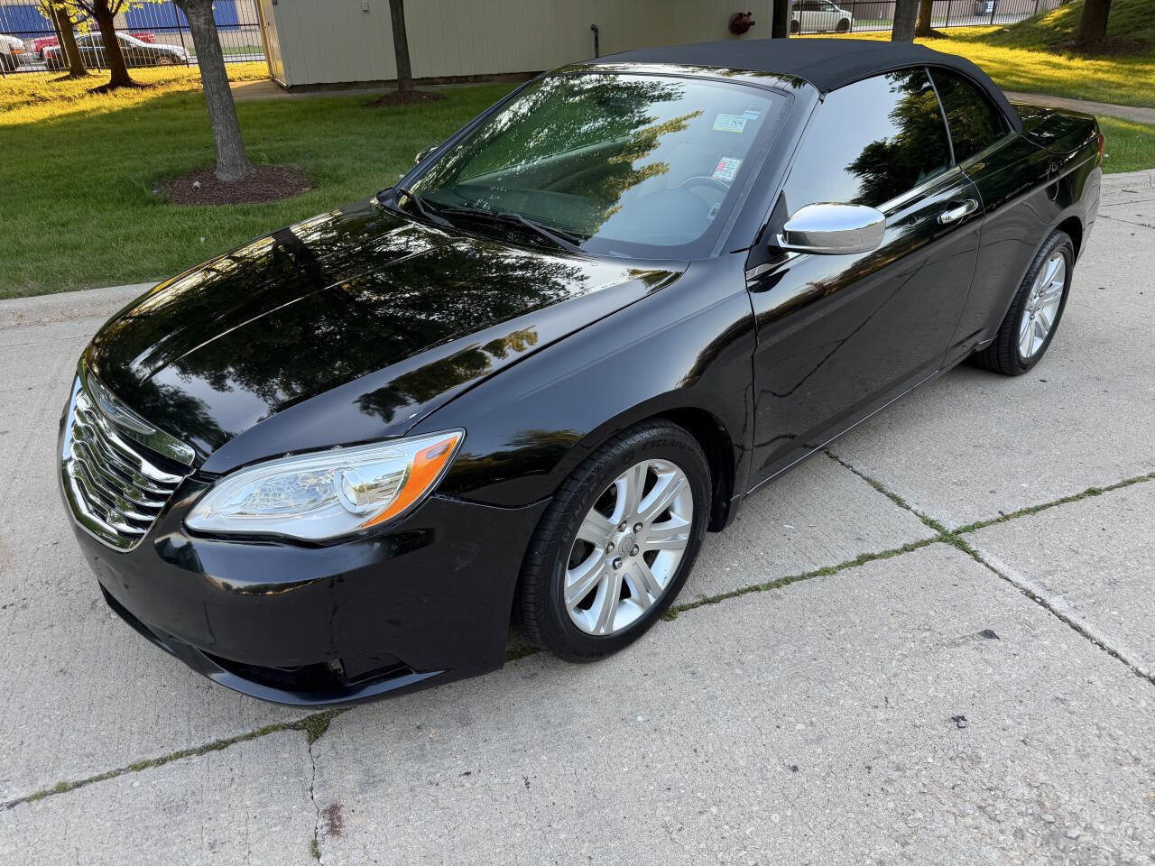 Used 2011 Chrysler 200 Touring FWD image 3
