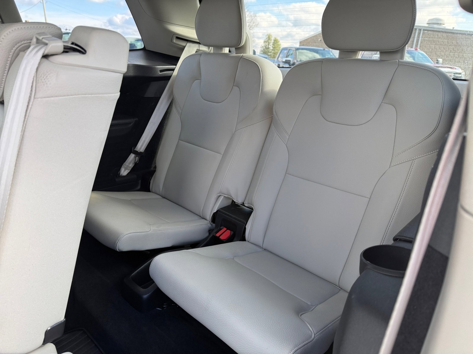 Used 2018 Volvo XC90 T5 Momentum w/ Convenience Package FWD image 16