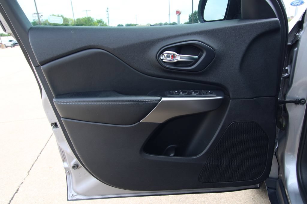 Used 2020 Jeep Cherokee Latitude w/ Cold Weather Group AWD/4WD image 37