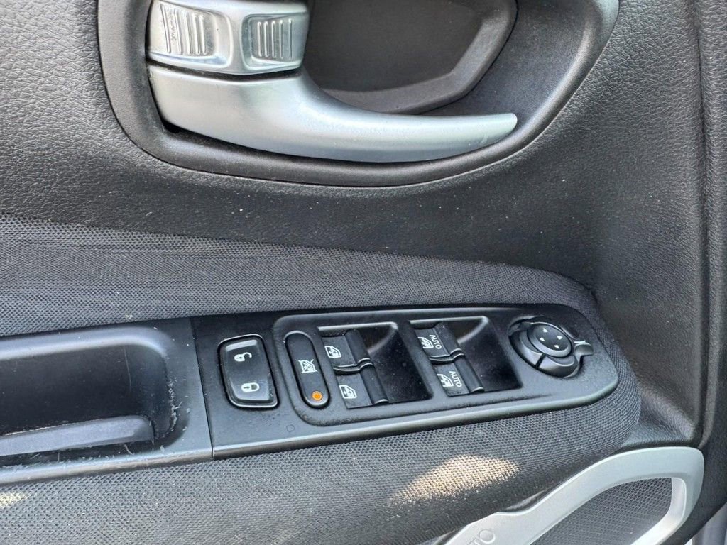 Used 2020 Jeep Renegade Latitude FWD image 15