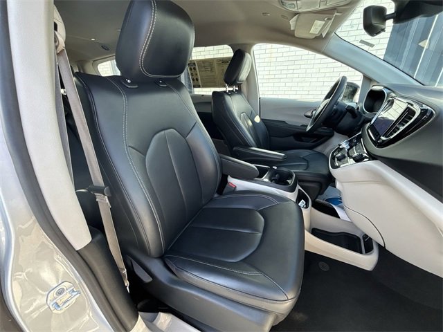 Used 2024 Chrysler Pacifica Touring-L image 27