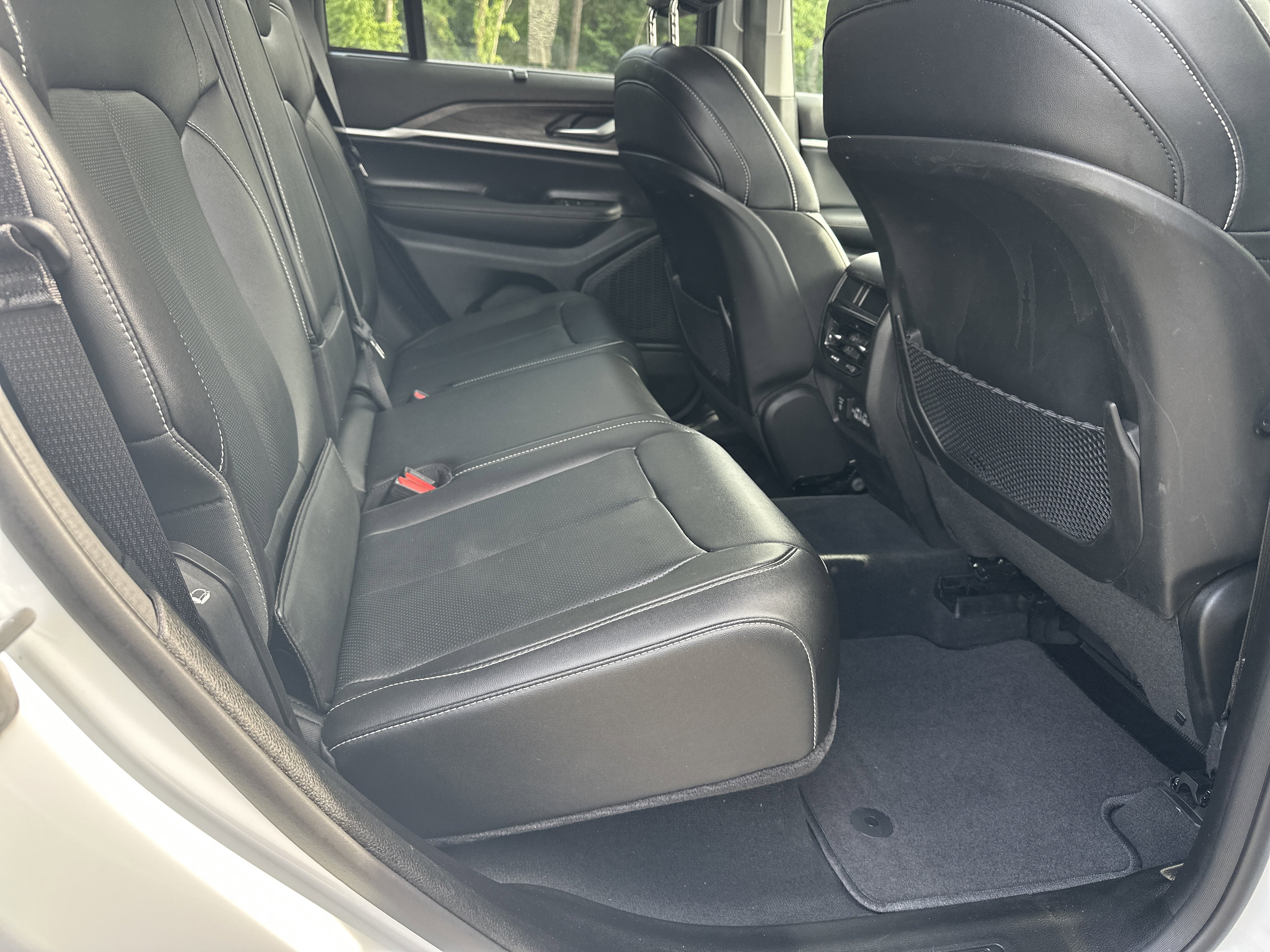 Used 2023 Jeep Grand Cherokee Limited w/ Luxury Tech Group II RWD image 18