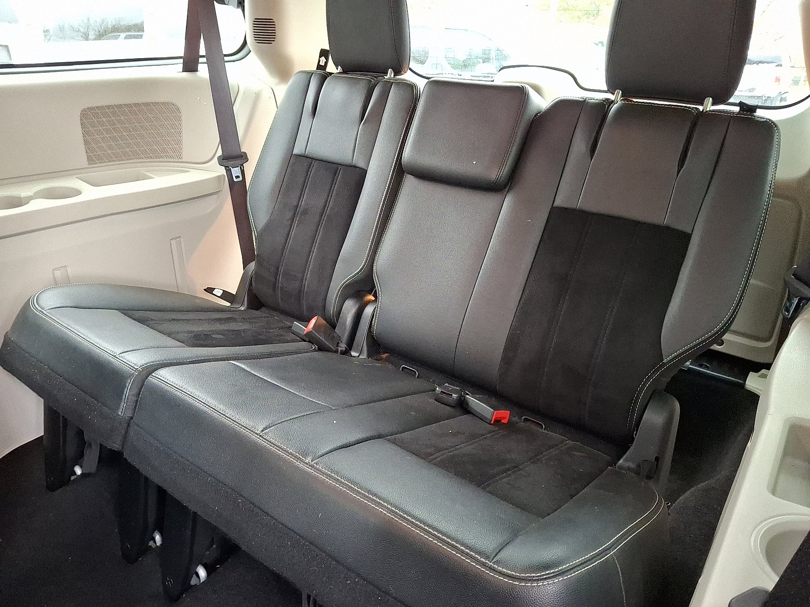 Used 2017 Dodge Grand Caravan SXT image 11