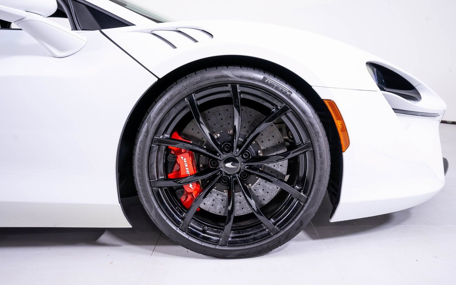 Used 2023 McLaren Artura RWD image 15