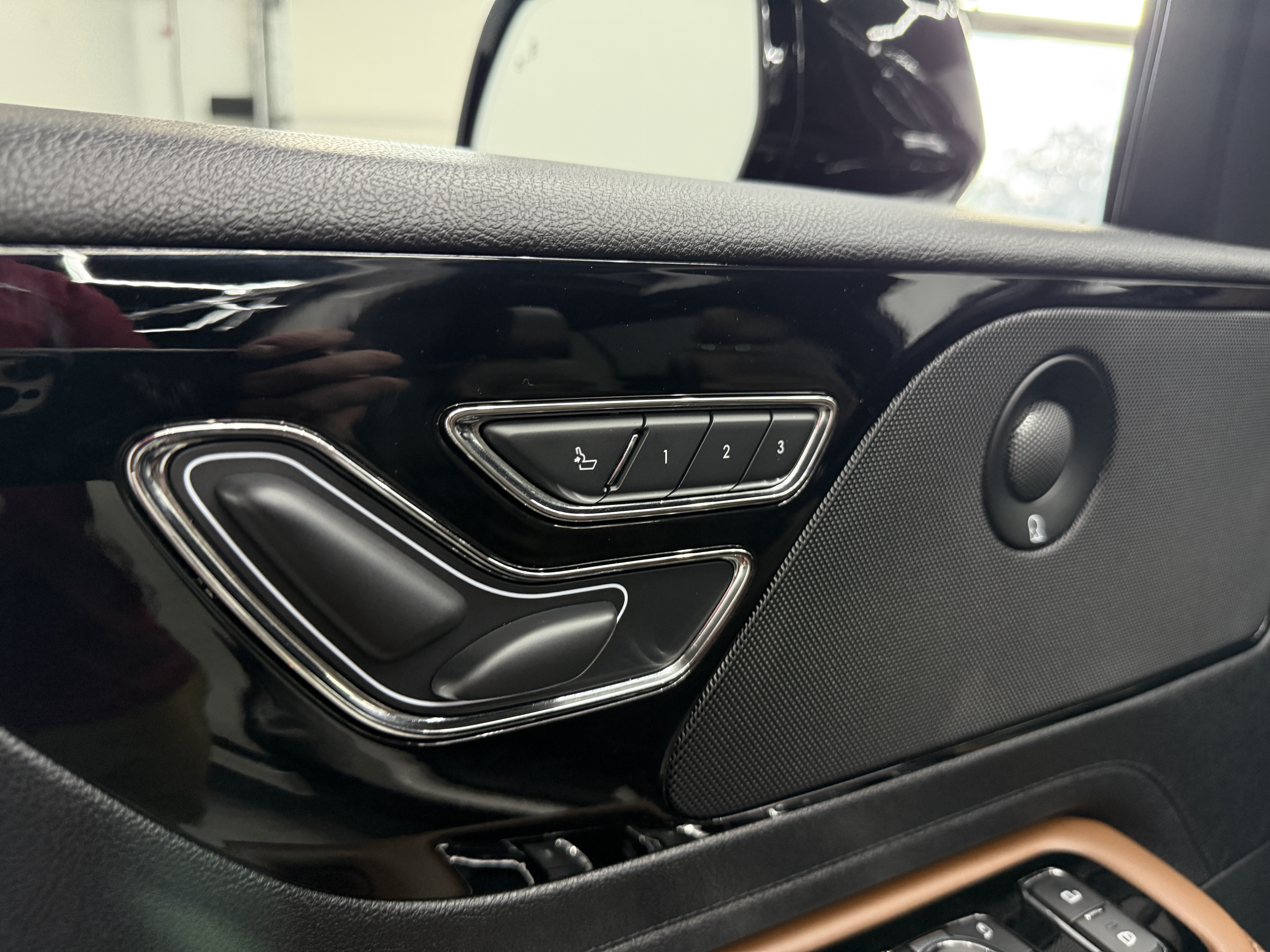 Used 2023 Lincoln Aviator Reserve w/ Jet Appearance Package AWD/4WD image 10