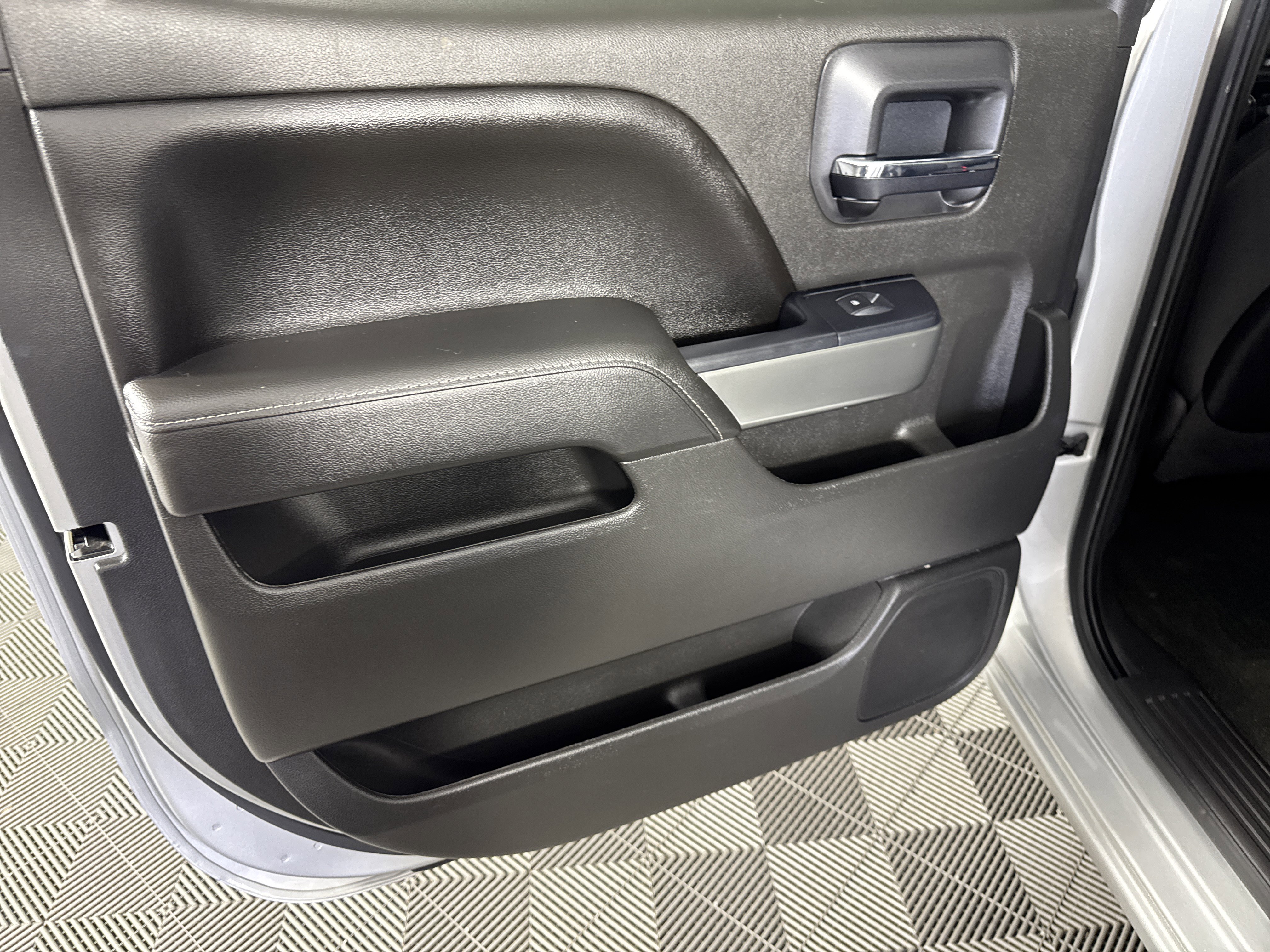 Used 2015 Chevrolet Silverado 1500 LT w/ LT Convenience Package RWD image 17