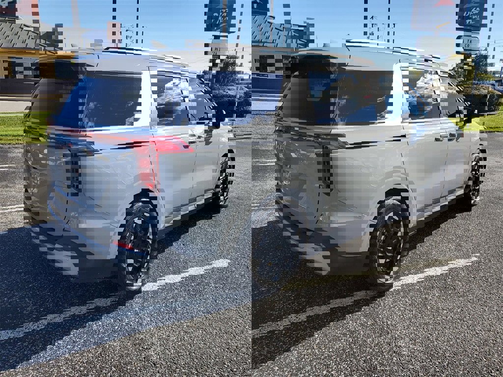 Used 2025 Kia Carnival EX image 4