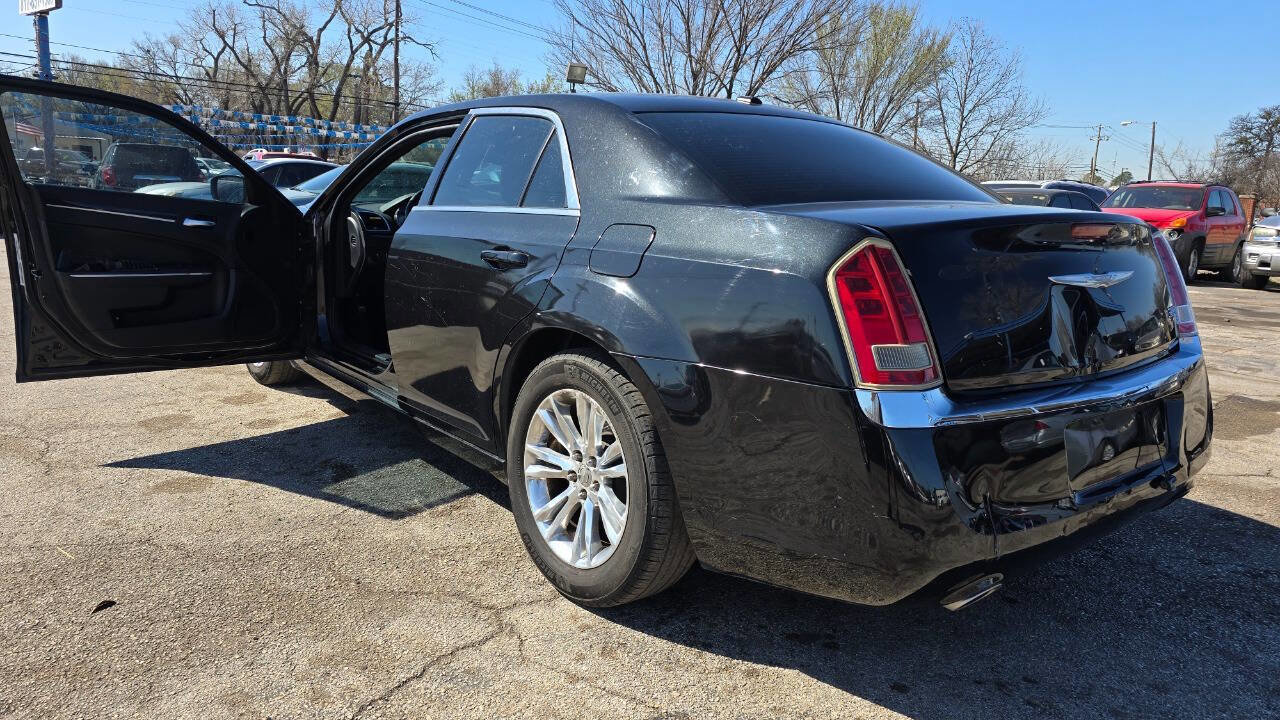 Used 2011 Chrysler 300 RWD image 10