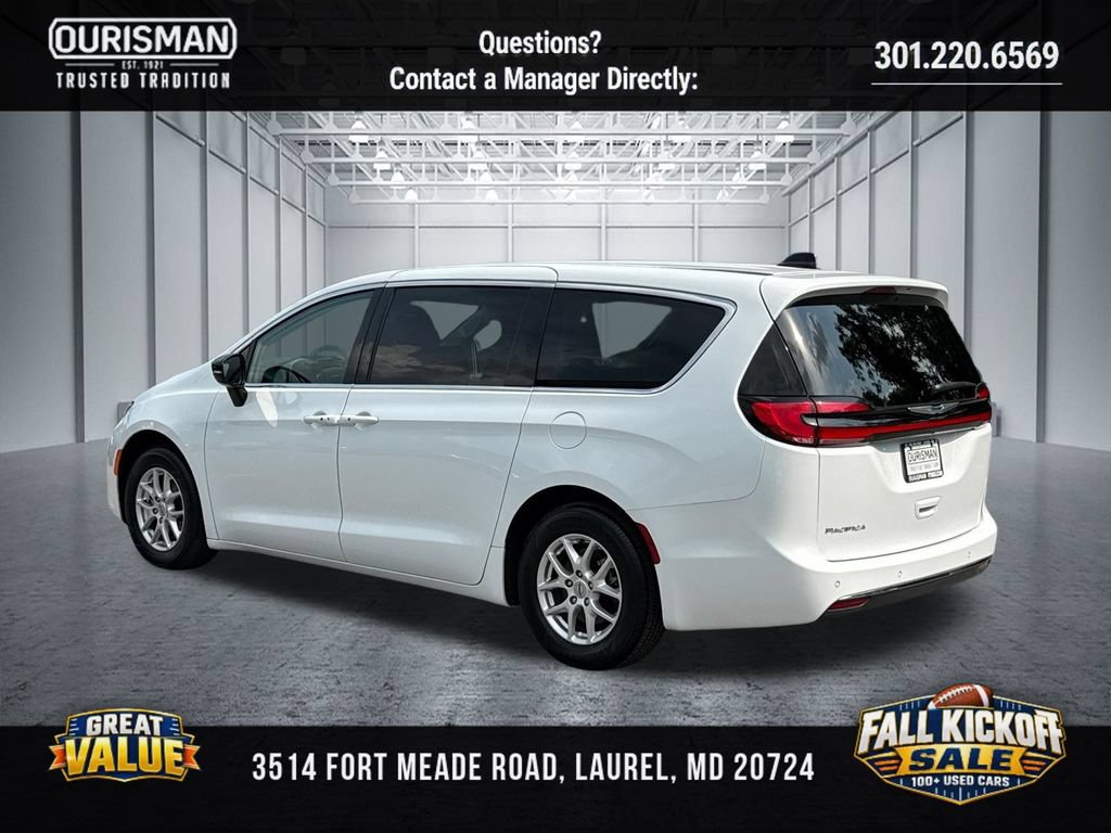 Used 2024 Chrysler Pacifica Touring-L FWD image 4