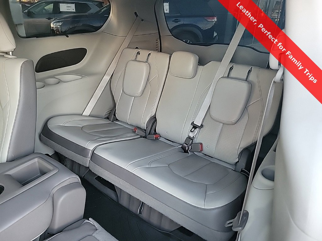 Used 2019 Chrysler Pacifica Touring-L image 38