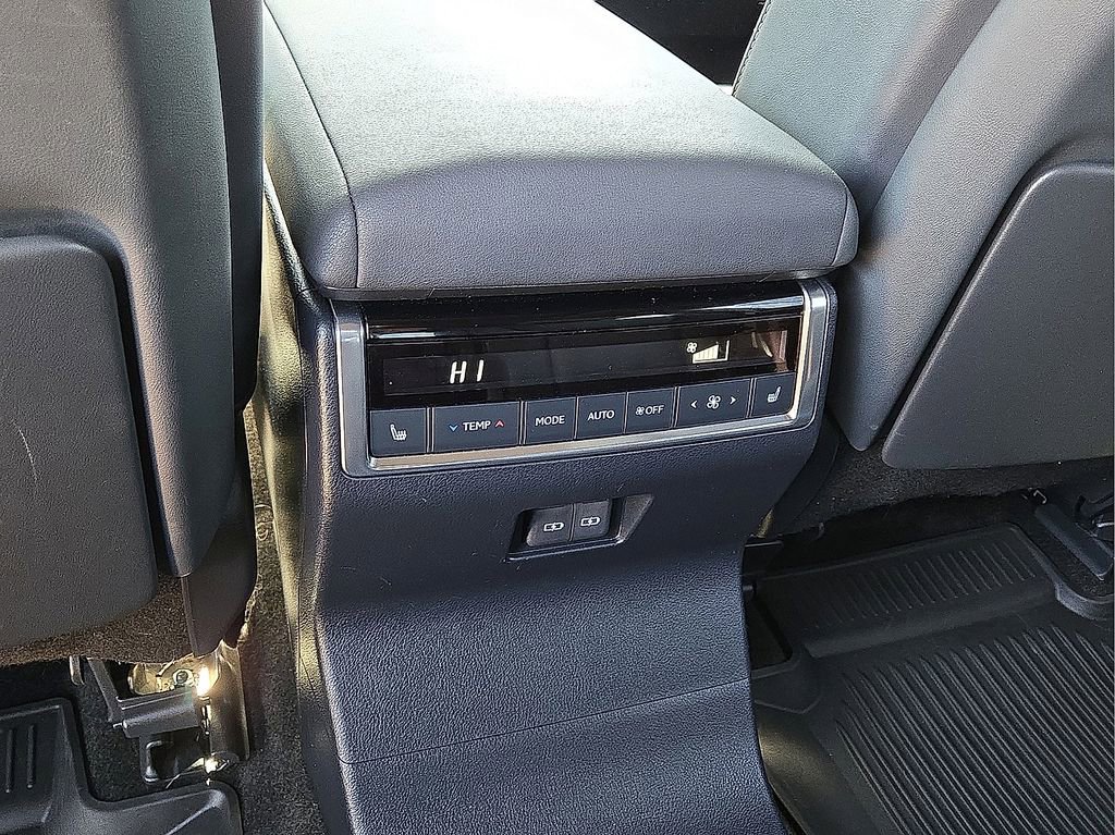 Used 2024 Lexus GX 550 w/ Accessory Package (Z1) image 17