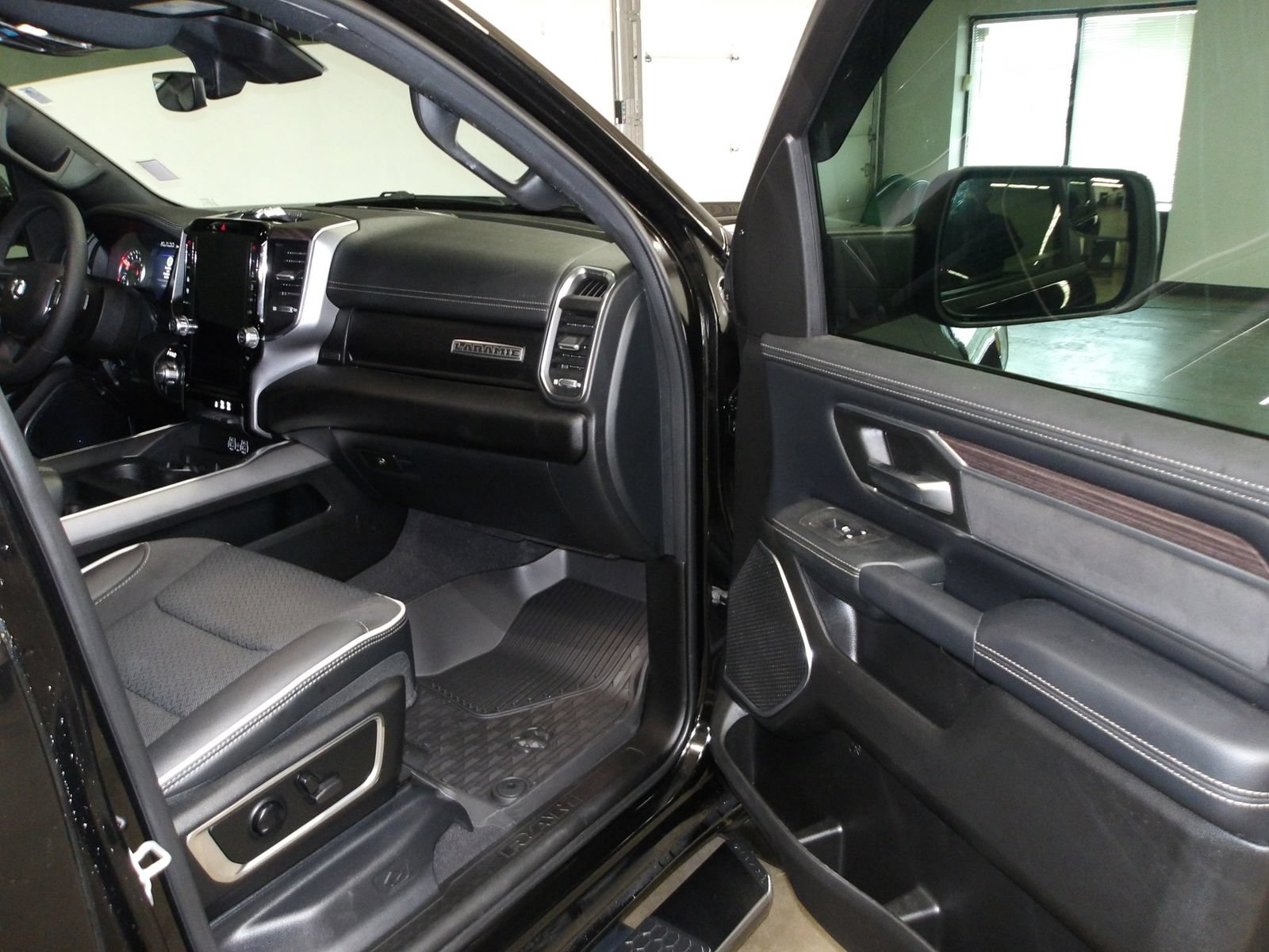 Used 2025 RAM 1500 Laramie AWD/4WD image 15
