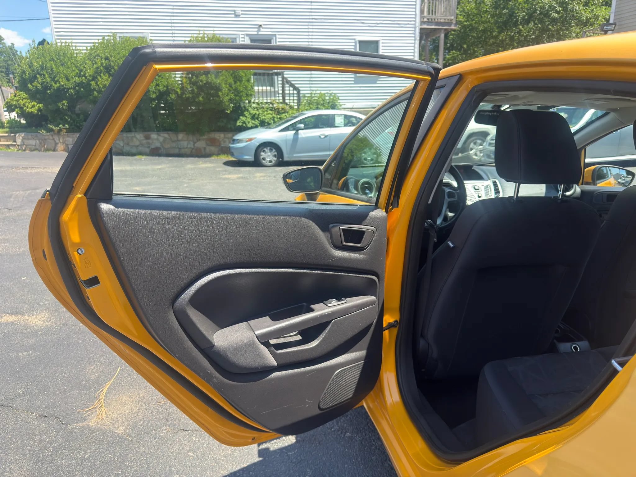 Used 2011 Ford Fiesta SES FWD image 16
