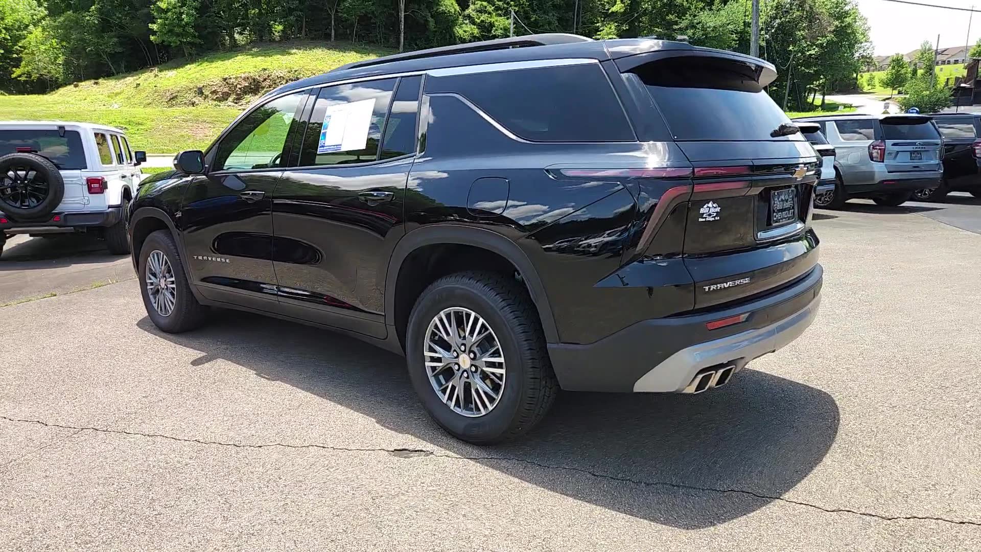 Used 2025 Chevrolet Traverse LT FWD image 3