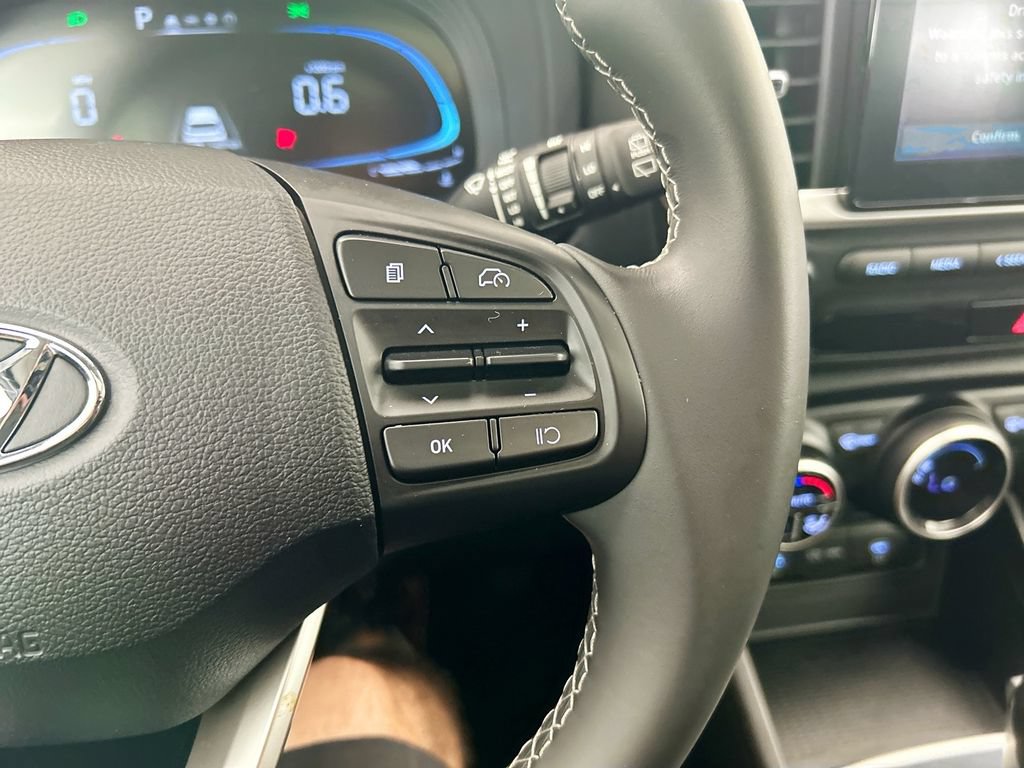 Used 2025 Hyundai Venue SEL FWD image 12