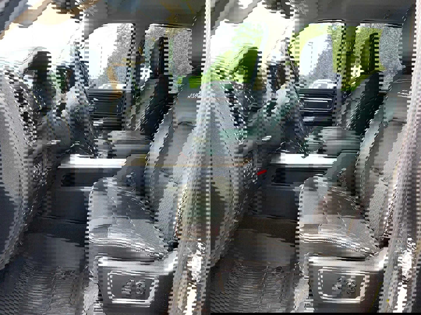 Used 2021 RAM 1500 Laramie AWD/4WD image 11