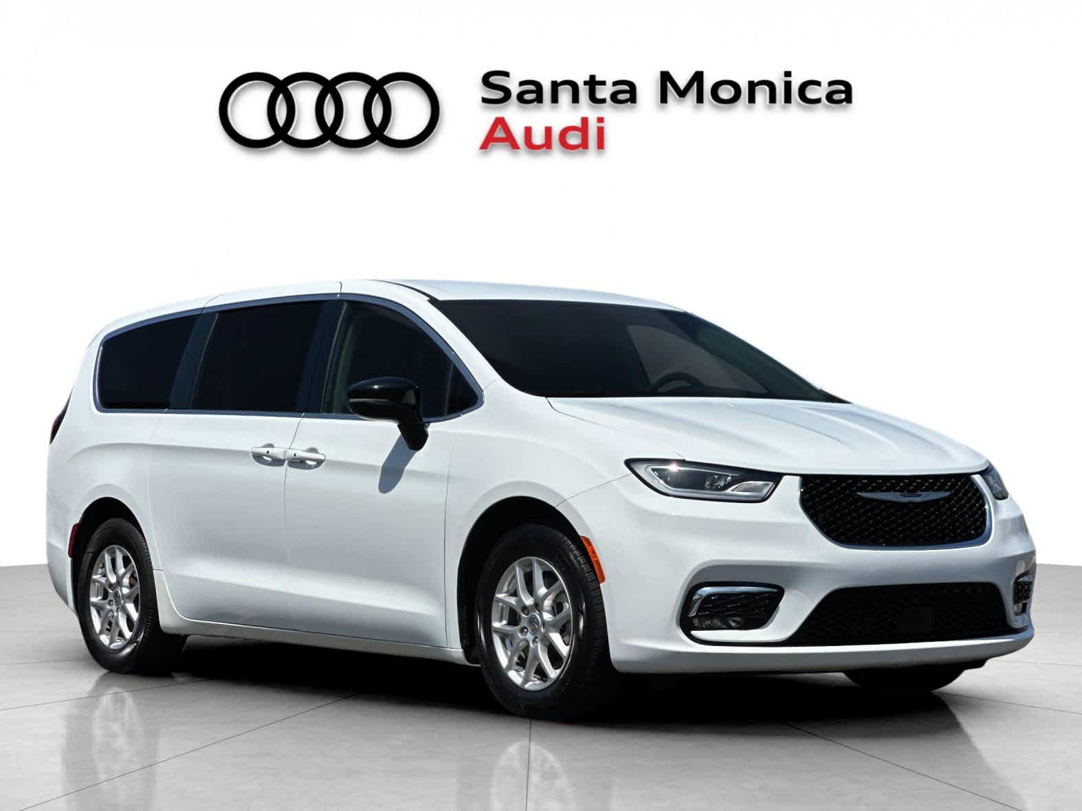 Used 2024 Chrysler Pacifica Touring-L FWD image 9