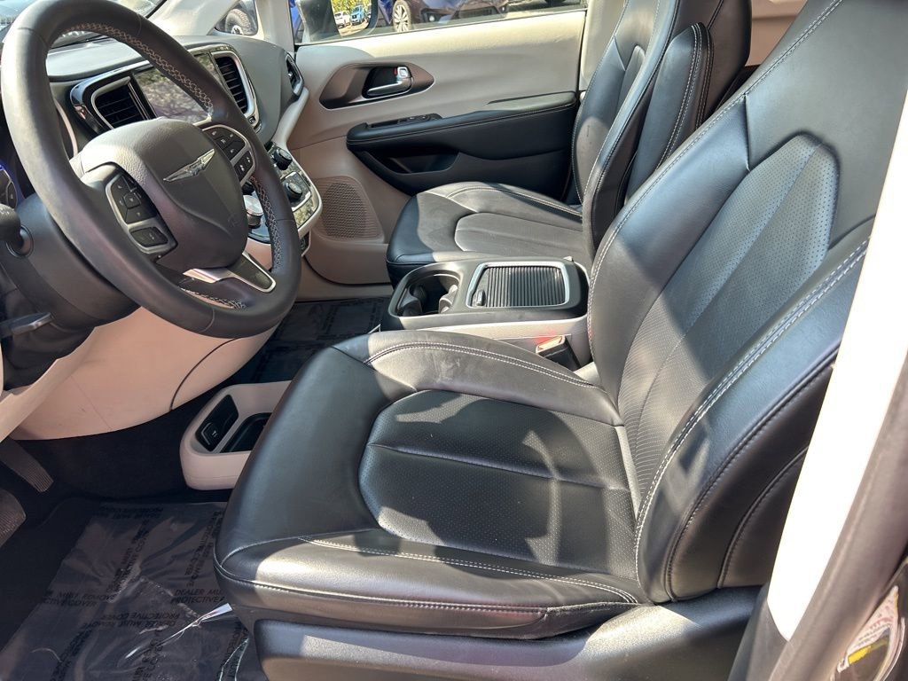 Used 2023 Chrysler Pacifica Touring-L image 17
