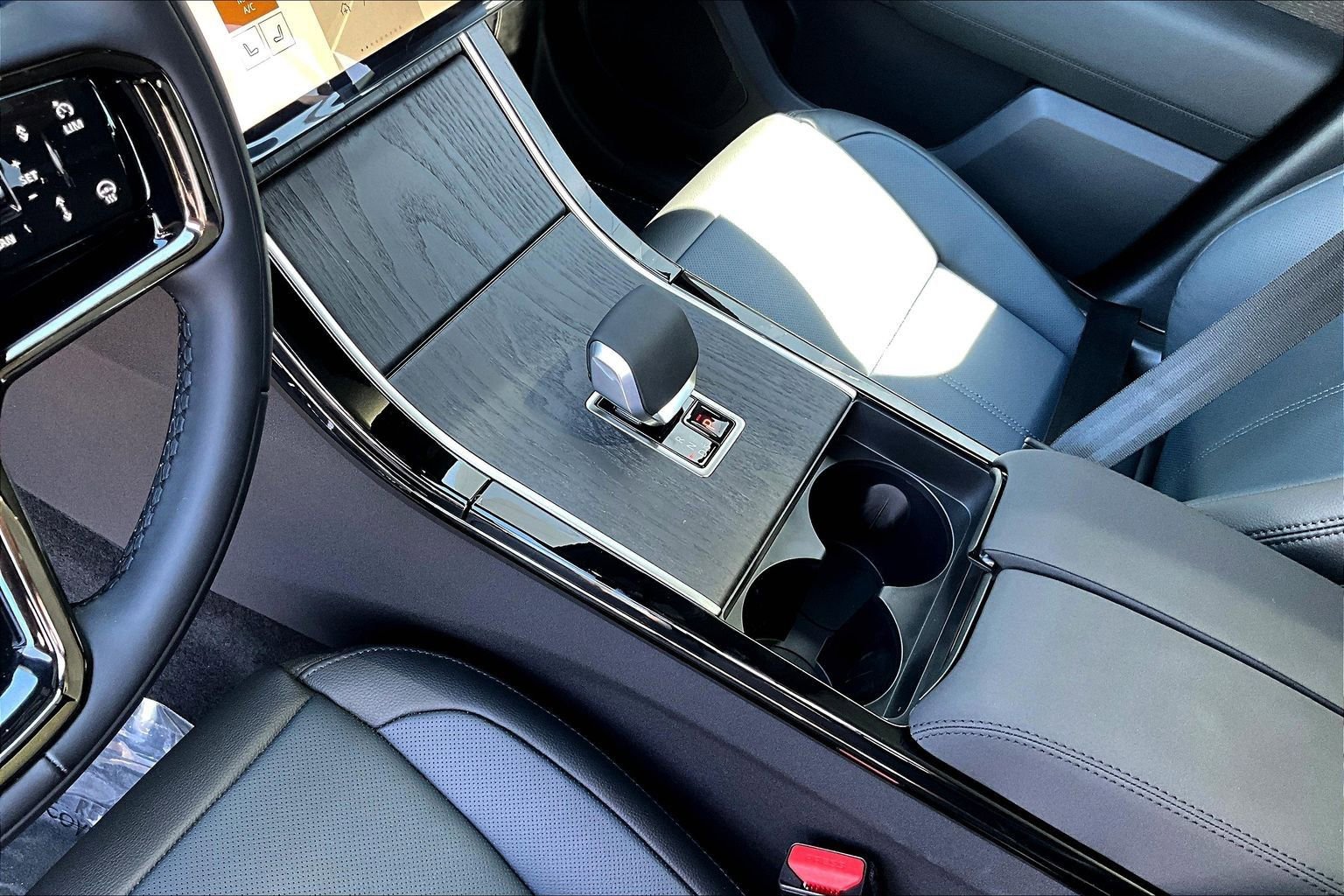 New 2026 Land Rover Range Rover Velar Dynamic SE image 8