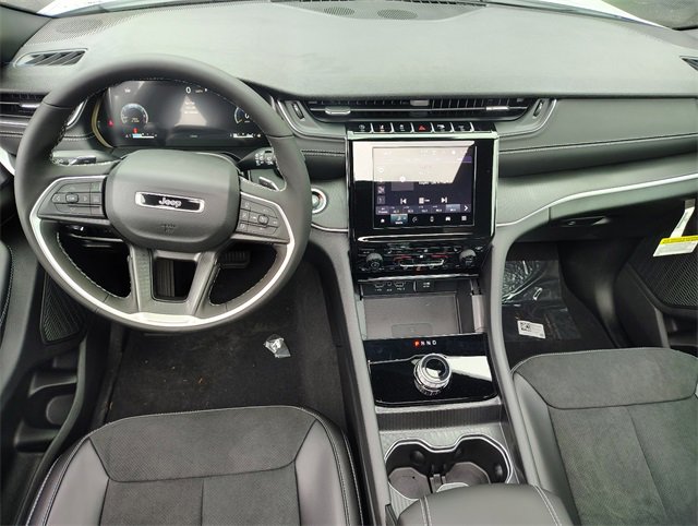 New 2025 Jeep Grand Cherokee Altitude w/ Trailer Tow Package image 15