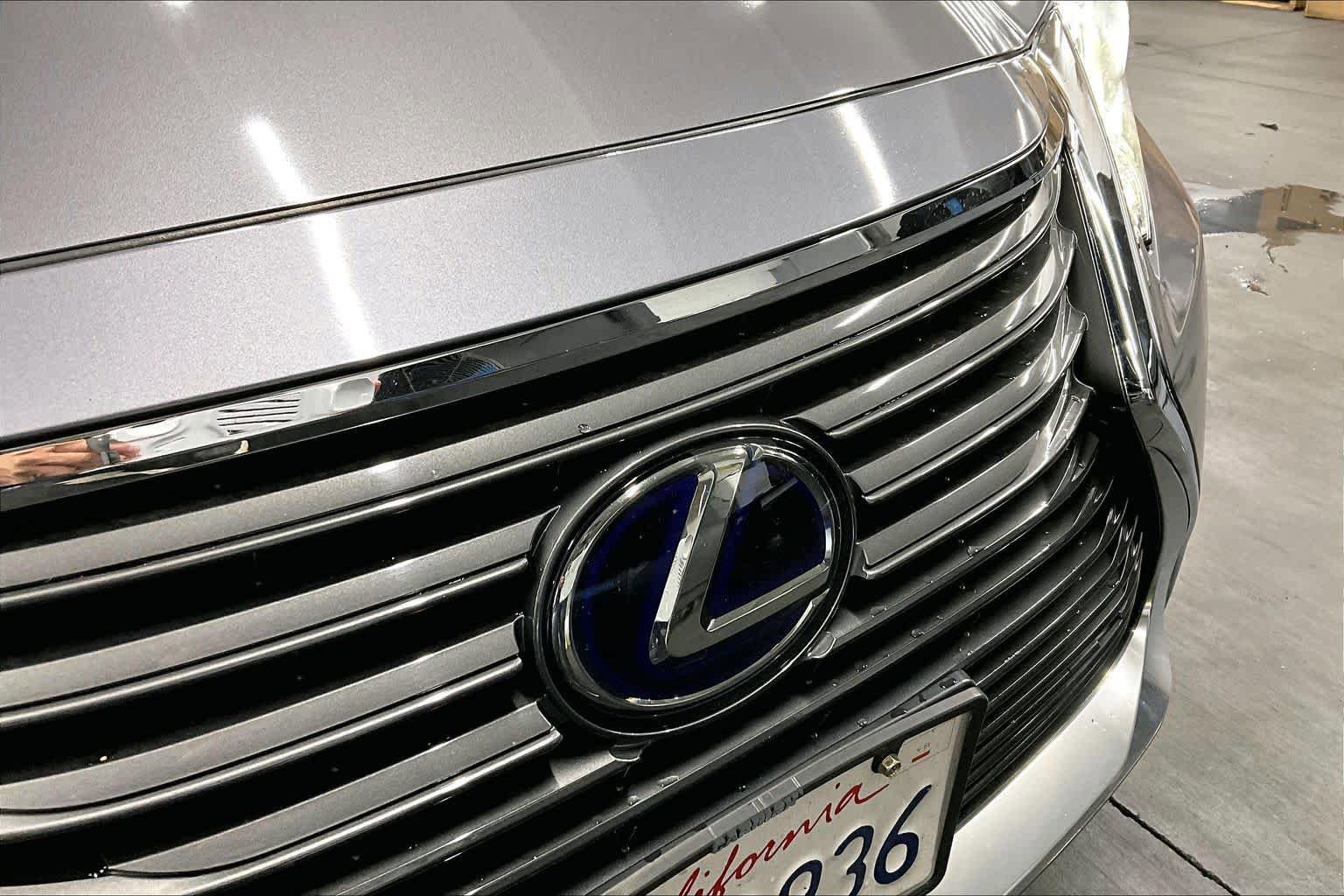 Used 2016 Lexus ES 300h w/ Luxury Package w/Wood Trim FWD image 29
