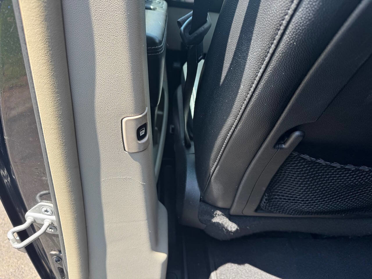 Used 2014 Chrysler Town & Country Touring image 12