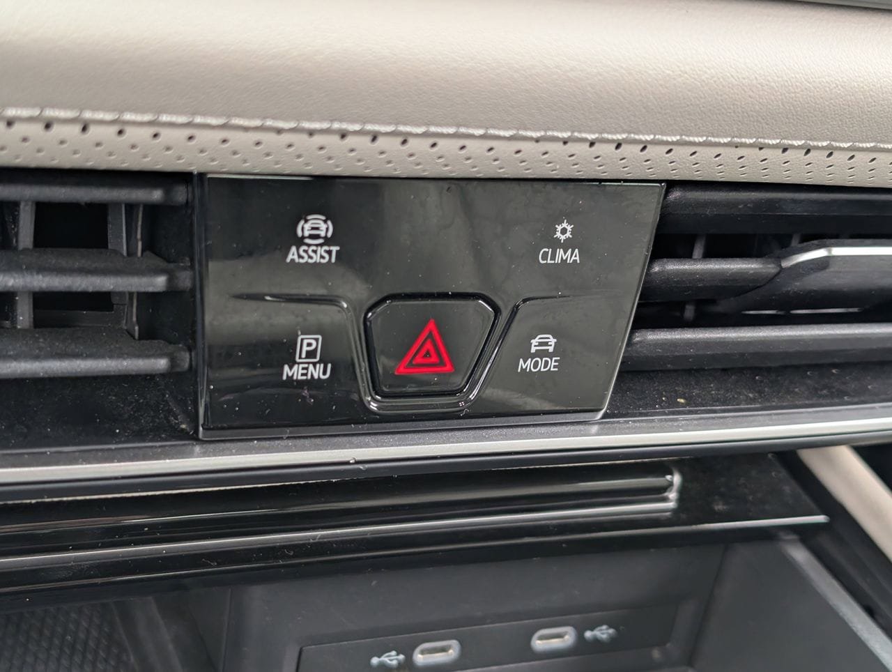 Used 2024 Volkswagen Atlas SE FWD image 15