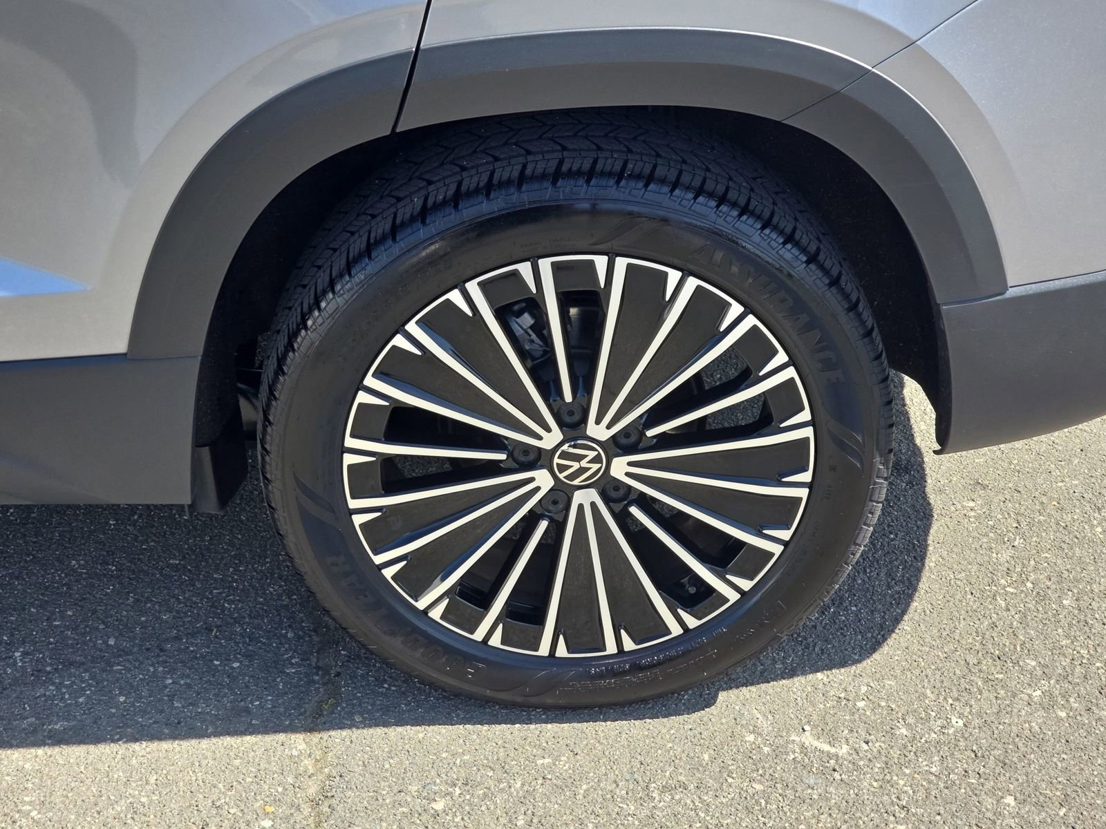 Used 2025 Volkswagen Taos SE image 37