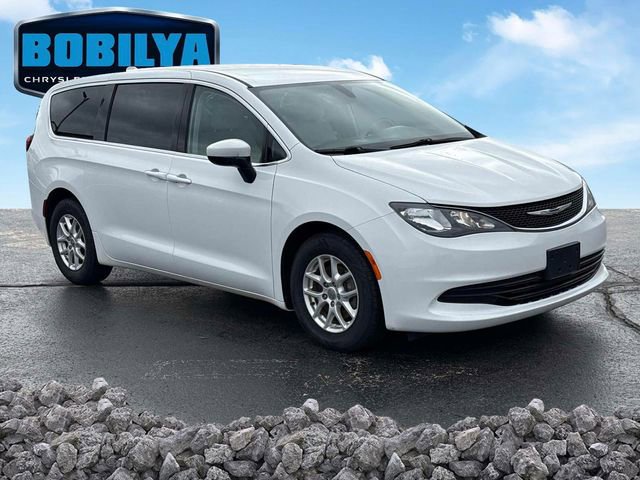Used 2017 Chrysler Pacifica LX FWD image 2