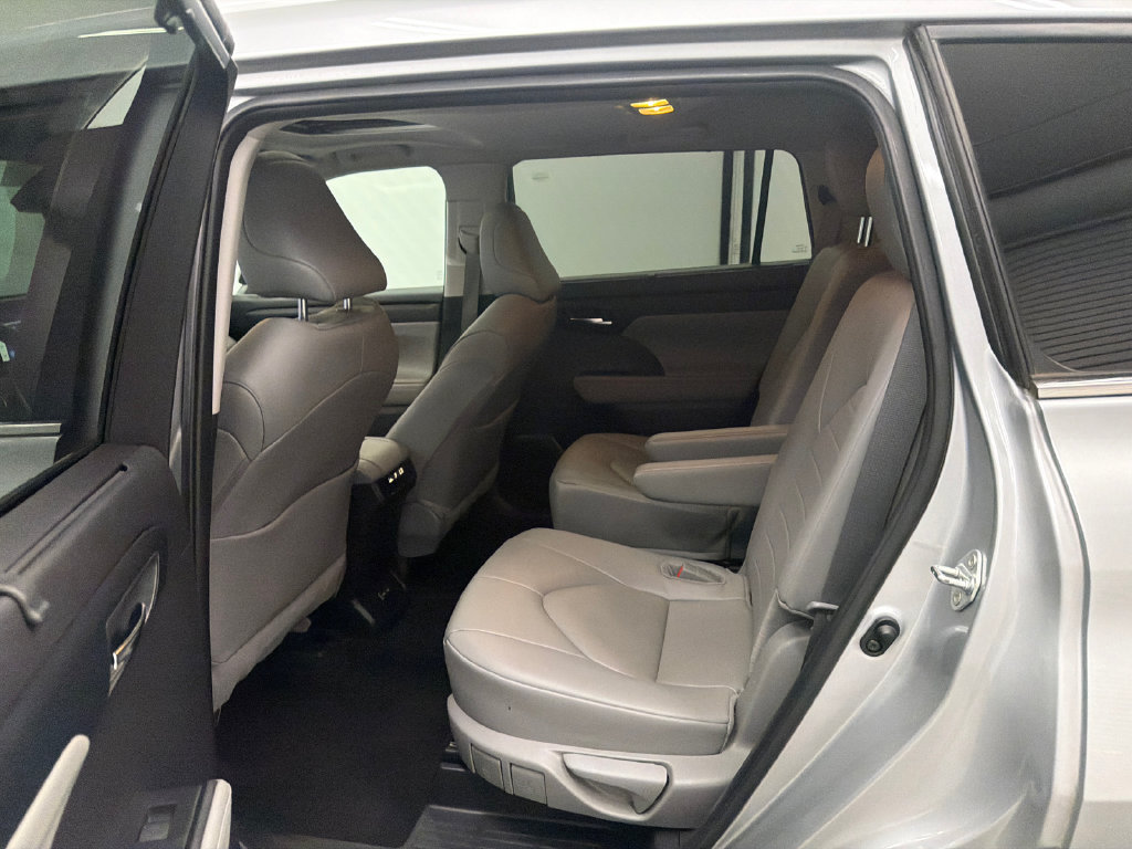 Used 2024 Toyota Highlander XLE FWD image 22