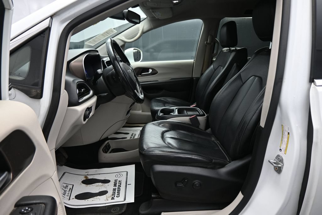 Used 2019 Chrysler Pacifica Touring-L FWD image 9