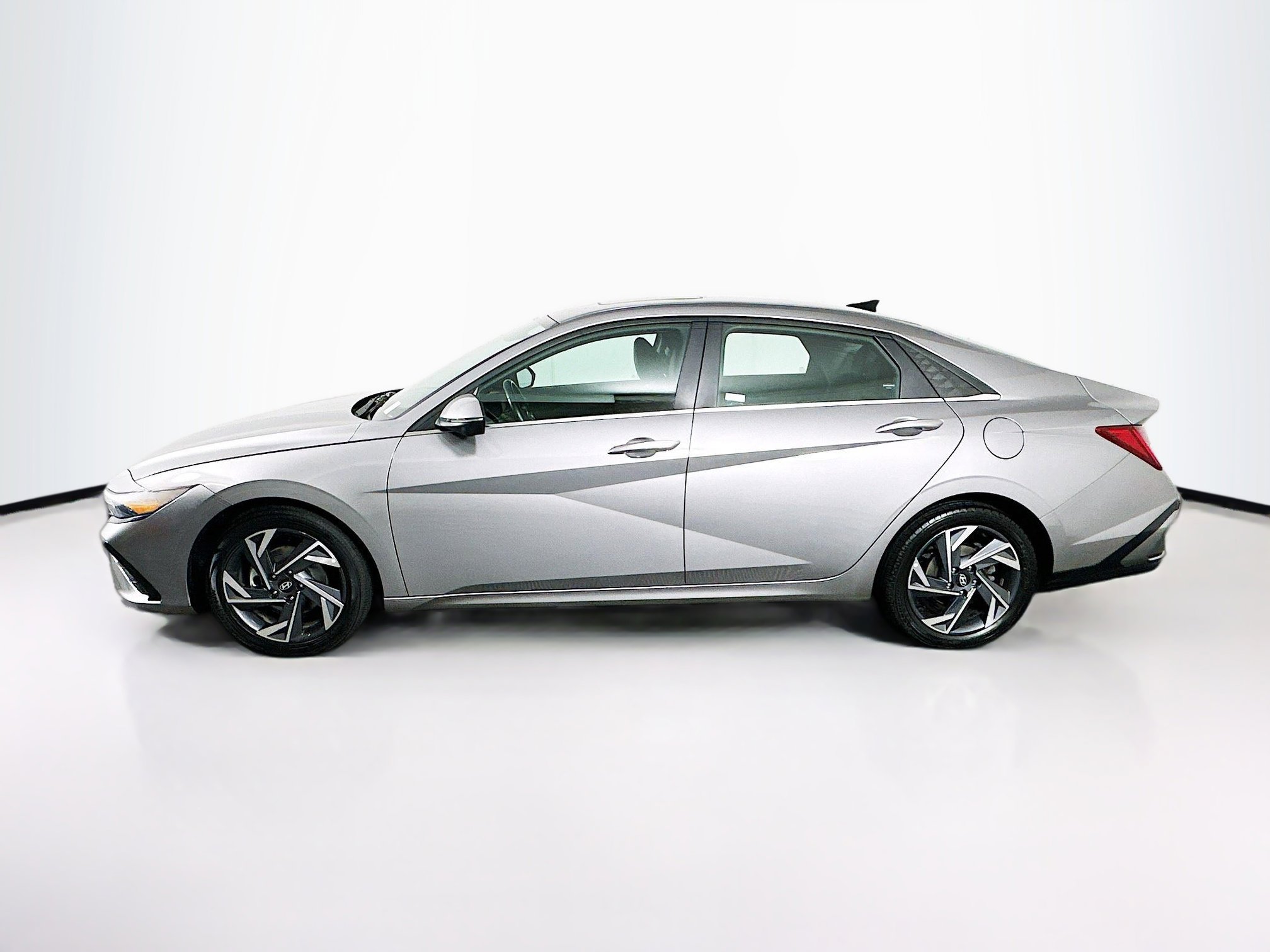 Used 2024 Hyundai Elantra Limited FWD image 4