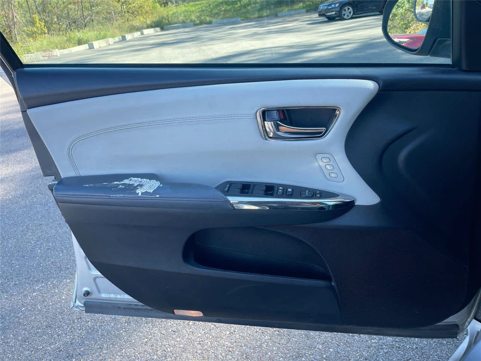 Used 2013 Toyota Avalon XLE Touring FWD image 17