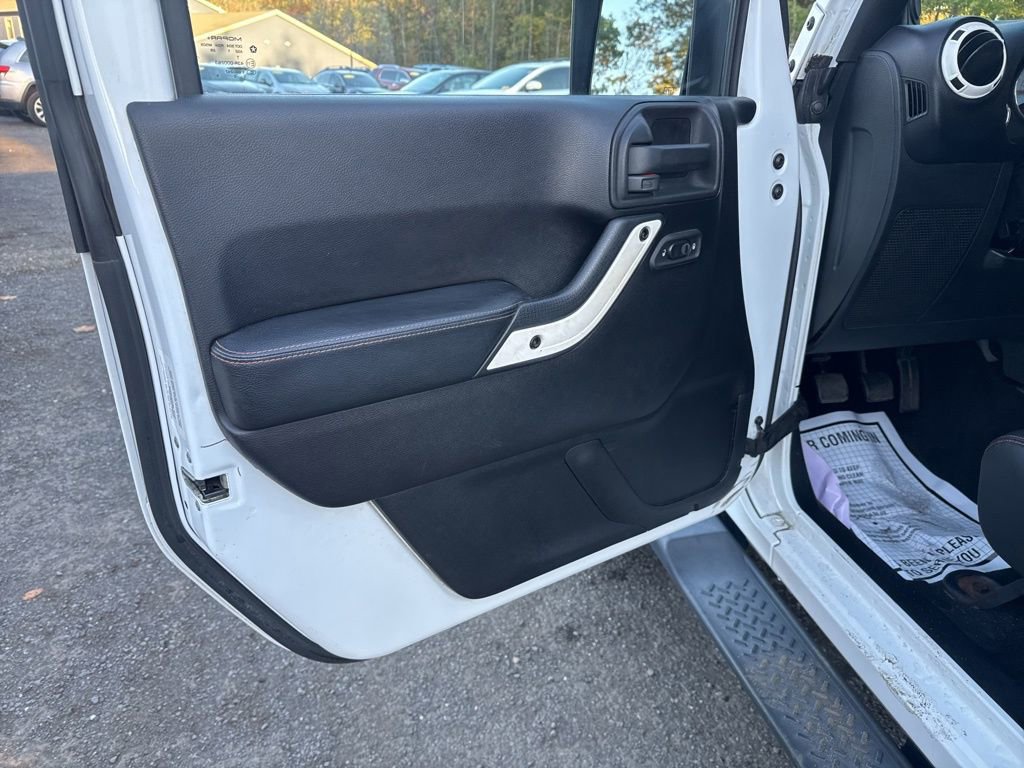 Used 2012 Jeep Wrangler Unlimited Sahara image 37