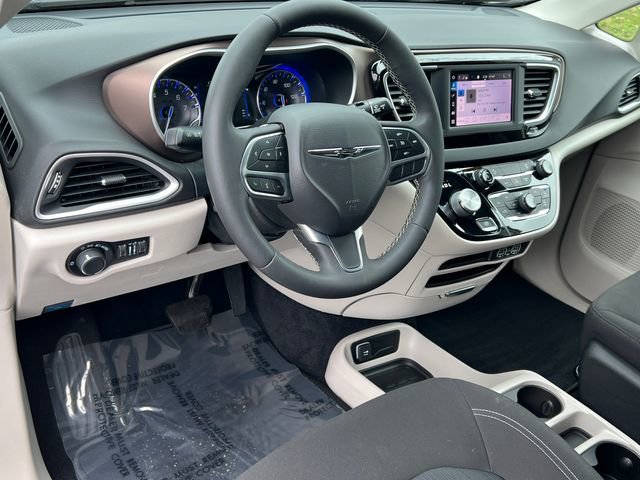 Used 2022 Chrysler Voyager LX FWD image 17