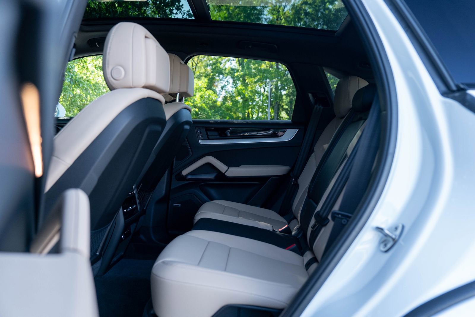 Certified 2025 Porsche Cayenne E-Hybrid w/ Premium Package Plus image 32